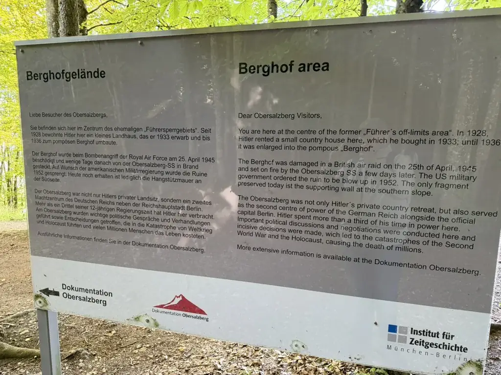 Tweetalig informatiebord met de titels Berghofgelände en Berghof area.