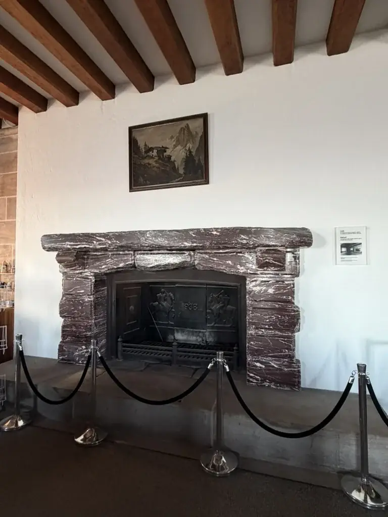 Marmeren open haard in het Kehlsteinhaus, achter een afzetkoord.