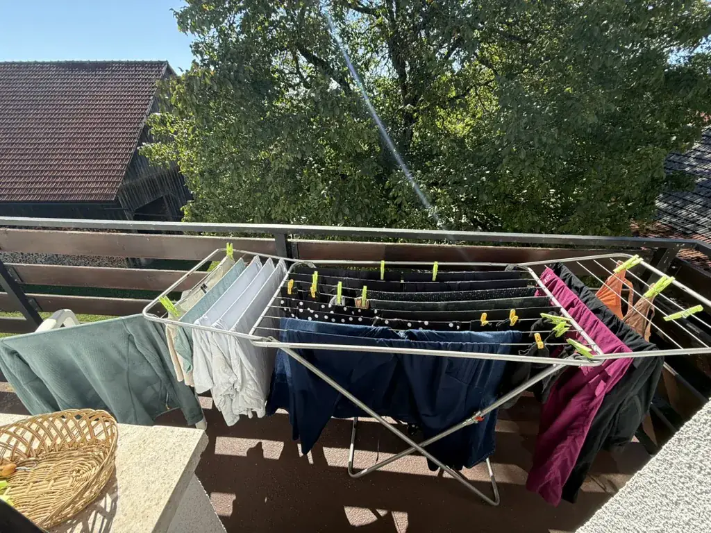 Was aan een droogrek op het balkon van de boerderij.