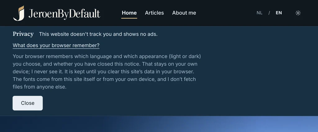 The opened privacy notice of JeroenByDefault in the dark theme, explaining that your browser only remembers your language, your appearance and whether you closed the notice, with a Close button