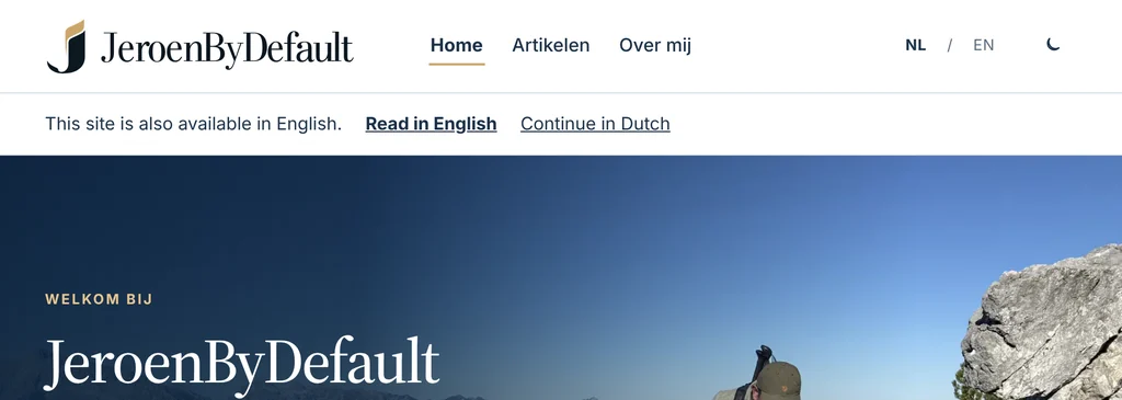 Bovenaan de Nederlandse homepage van JeroenByDefault staat onder de menubalk een smalle balk met de tekst This site is also available in English en de links Read in English en Continue in Dutch